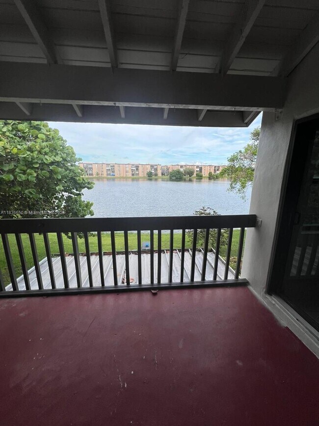 Building Photo - 8875 Fontainebleau Blvd