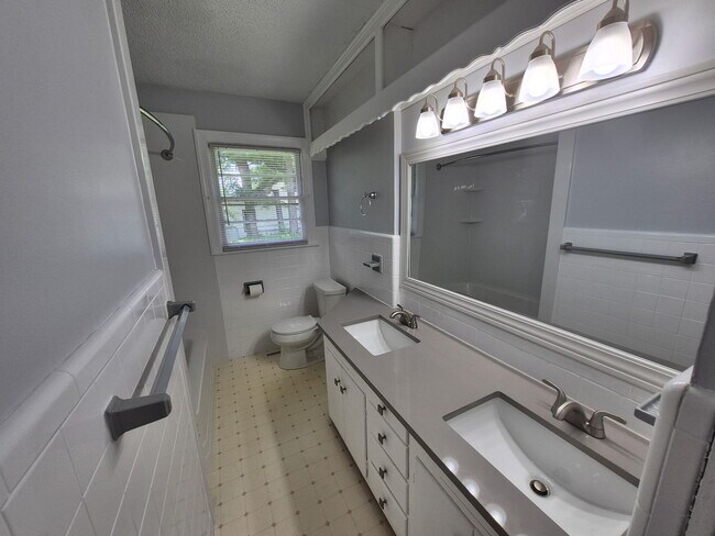 Building Photo - 207 Hooks Ave