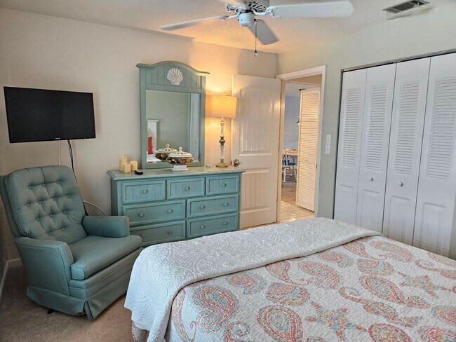 Building Photo - Seasonal Short-Term 2 Bedroom 2 Bathroom Second Floor Condo in Mission Lakes!