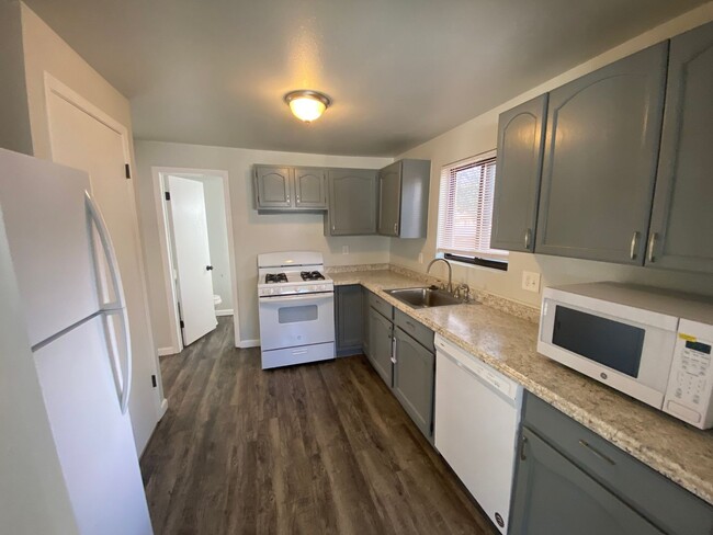 Building Photo - Adorable yet Modern 2 Bedroom - 1 Bath Sin...