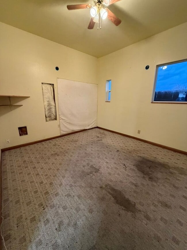 Building Photo - Large 3 Bedroom with Shop