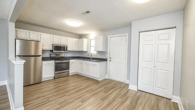 Building Photo - 609 Nixon St