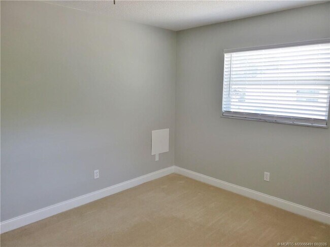 Building Photo - 1257 NE Sago Dr