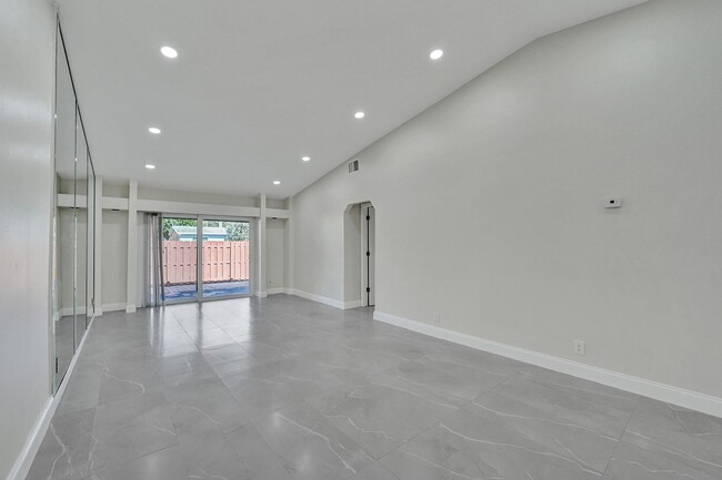 Building Photo - Beautifully Renovated 3BR/2BA Townhome in ...