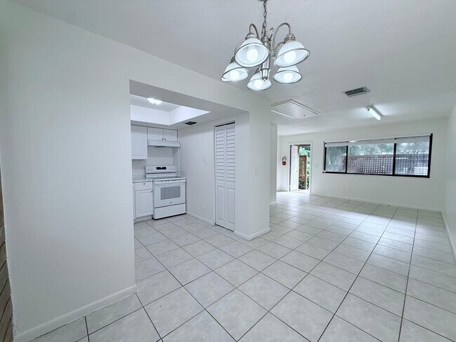 Building Photo - 3084 Collin Dr