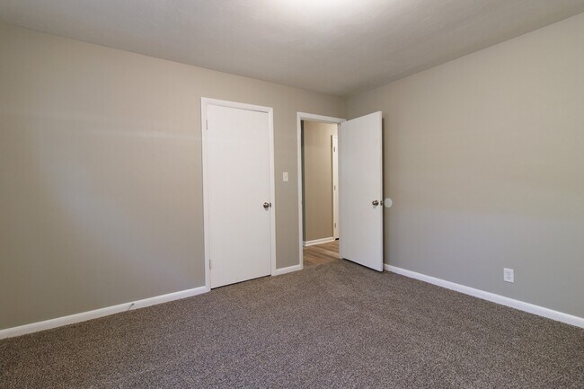 Building Photo - 432 Woodview Dr