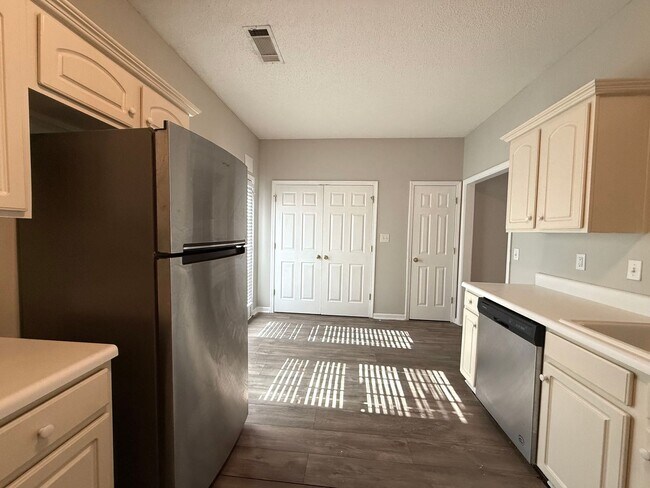 Building Photo - 2 bed 2 bath townhome