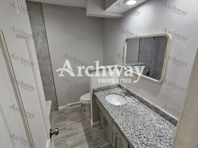 Building Photo - 1600 W Elm Terrace