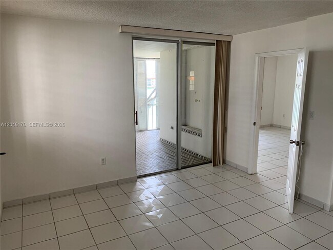 Building Photo - 2861 Leonard Dr