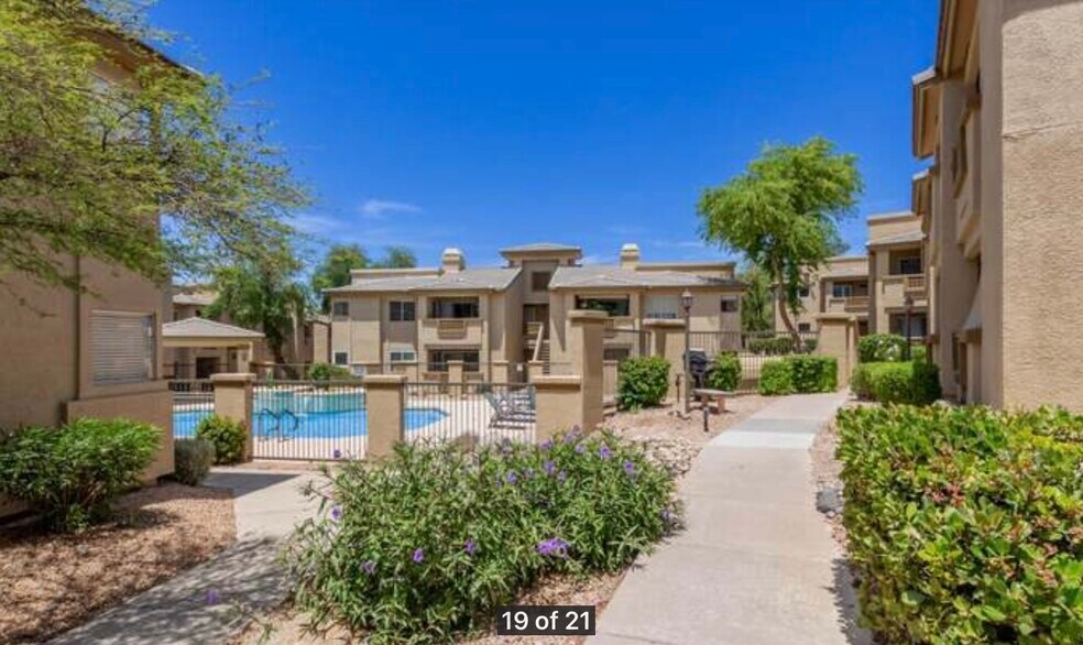 Building Photo - 1880 E Morten Ave