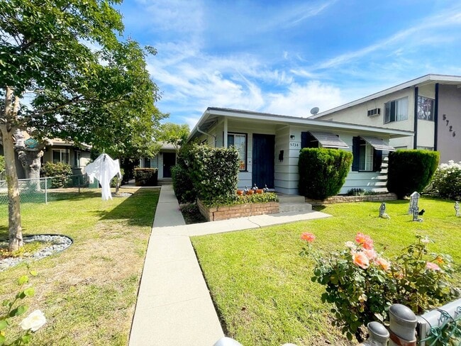 Building Photo - Beautiful Apartment in Small Duplex