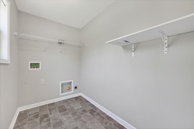 Building Photo - Pet Friendly Three Bedroom!