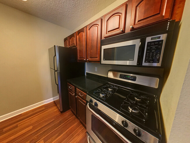 Building Photo - Gorgeous 1 bedroom 1.5 bathroom condo with...