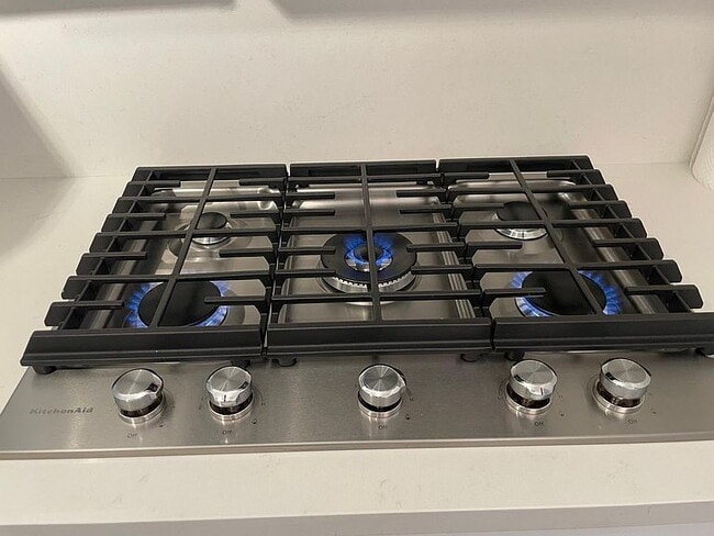 Building Photo - "Charming 1-Bedroom Oasis with Spacious Living in the Heart of Coral Gables!"