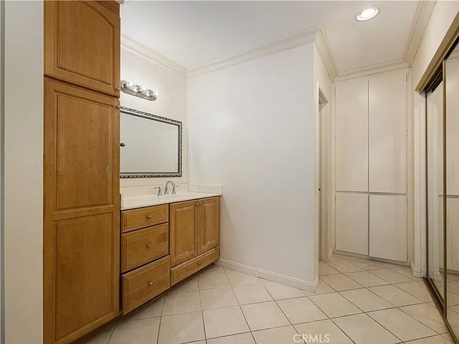 Building Photo - Top Floor 2bd/2ba Condo in the Heart of Playa Del Rey!
