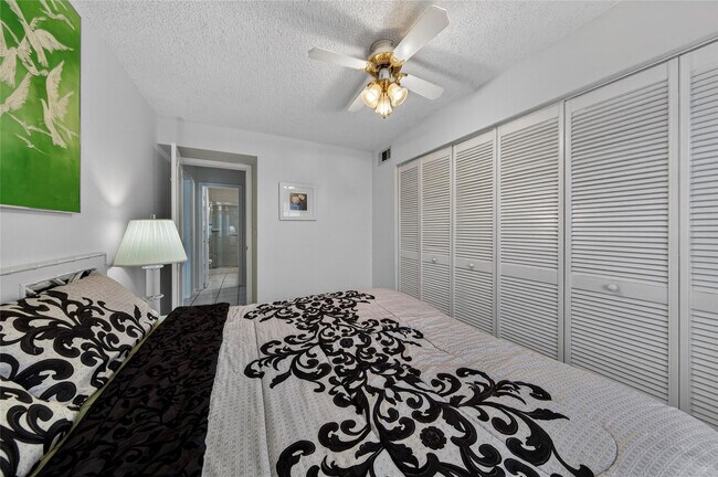 Building Photo - 6253 Bay Club Dr