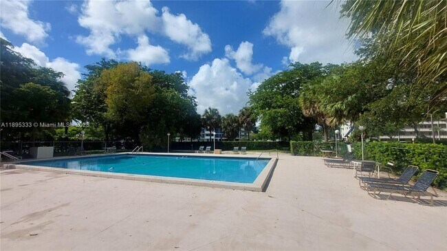 Building Photo - 901 Hillcrest Dr