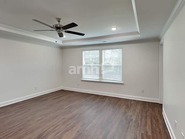 Building Photo - 13021 Redwind Dr