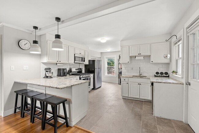 Building Photo - 589 Willard St