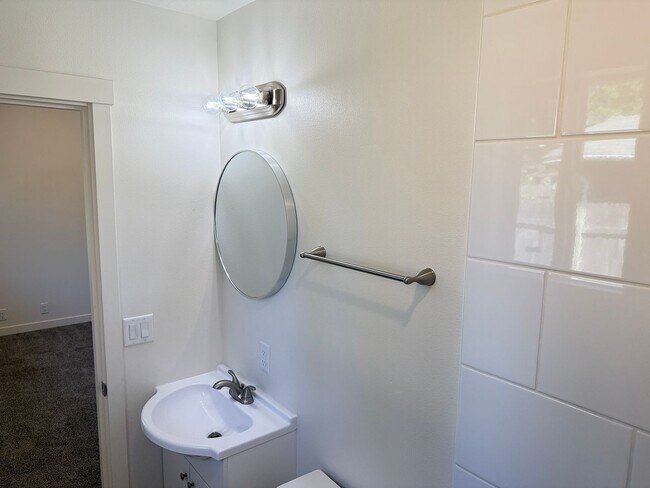 Building Photo - Updated 3-bedroom, 2 bath house in Eugene!