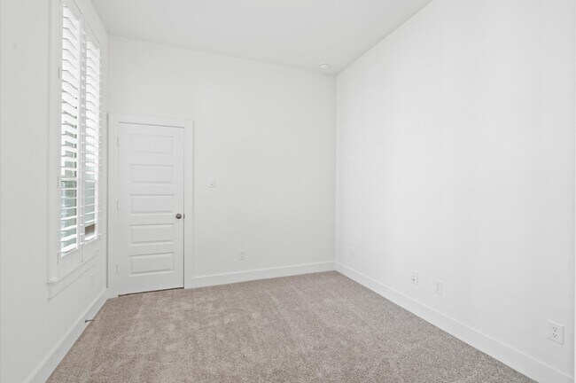 Building Photo - 325 Mallorn Ln