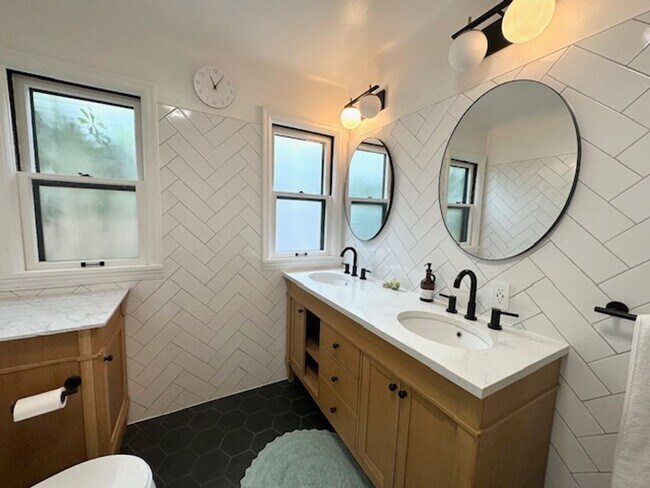 Building Photo - Private room for rent in Laurlhurst