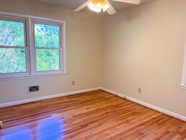 Building Photo - 2117 Clairmont Dr