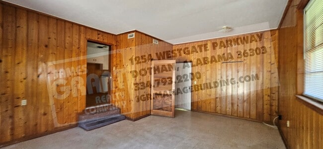 Building Photo - 2004 Roebuck St