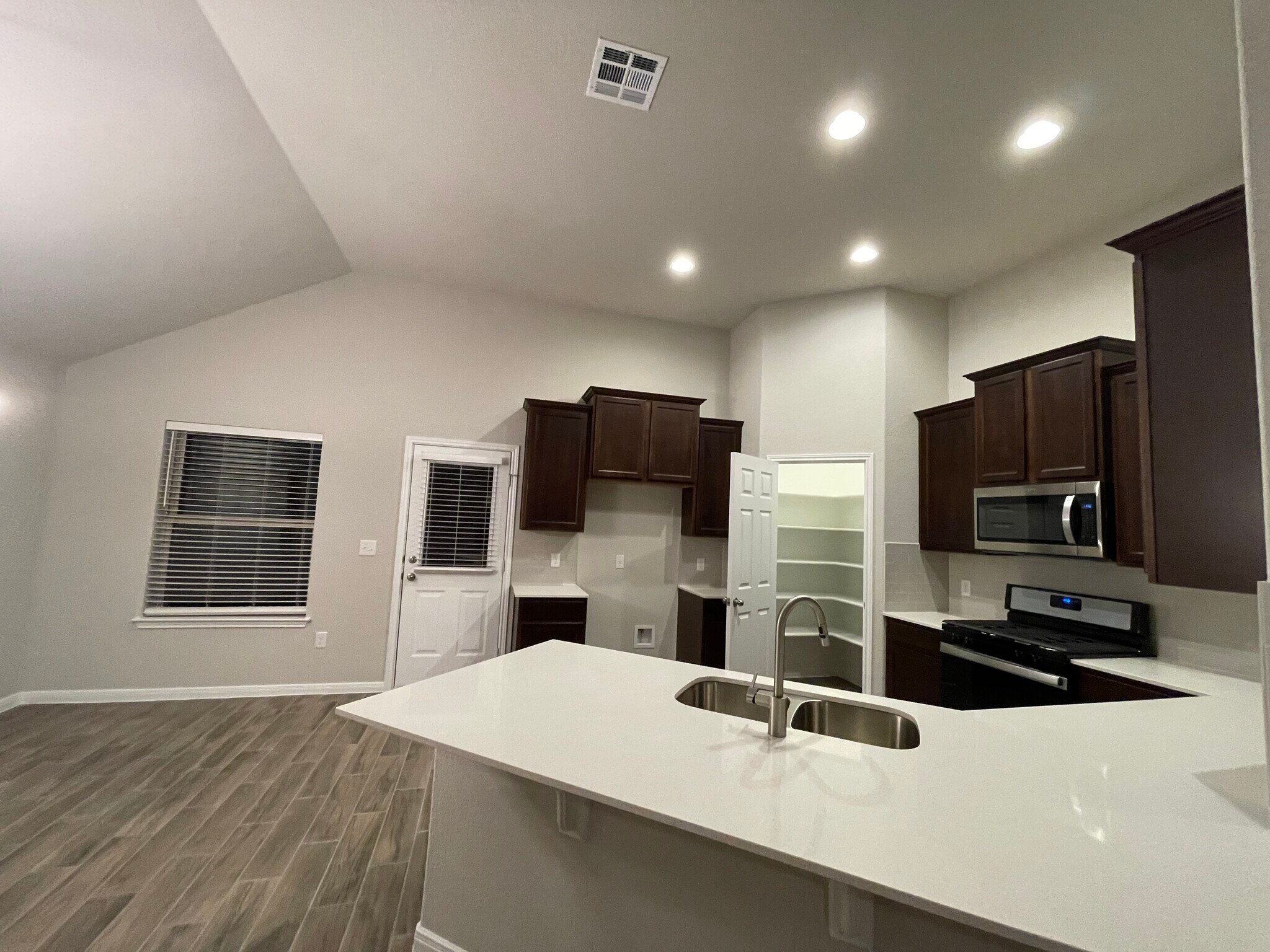 Building Photo - 300 La Joya Pass