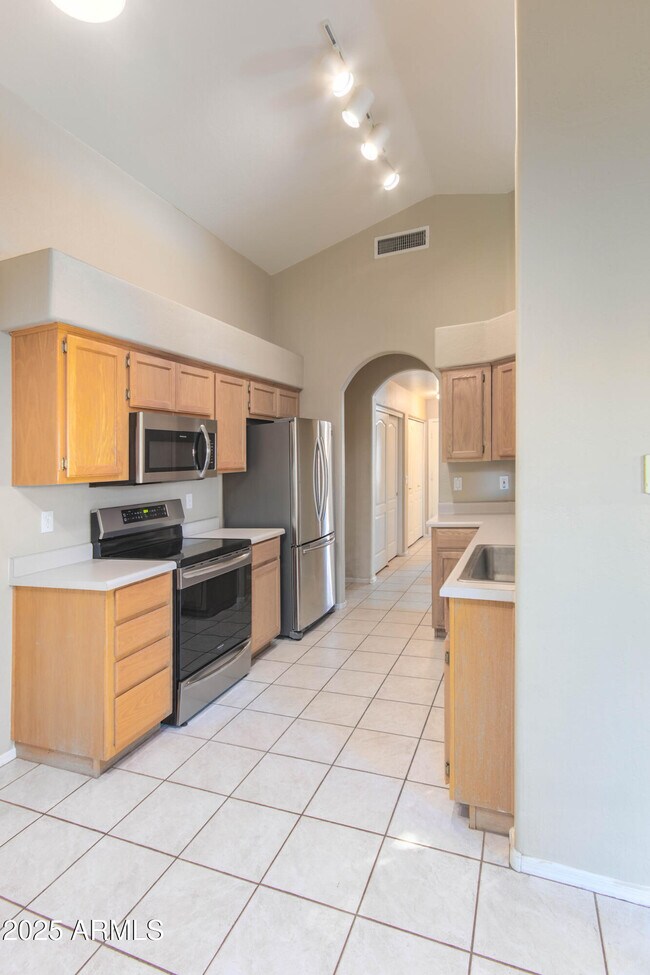 Building Photo - 213 W Caroline Ln