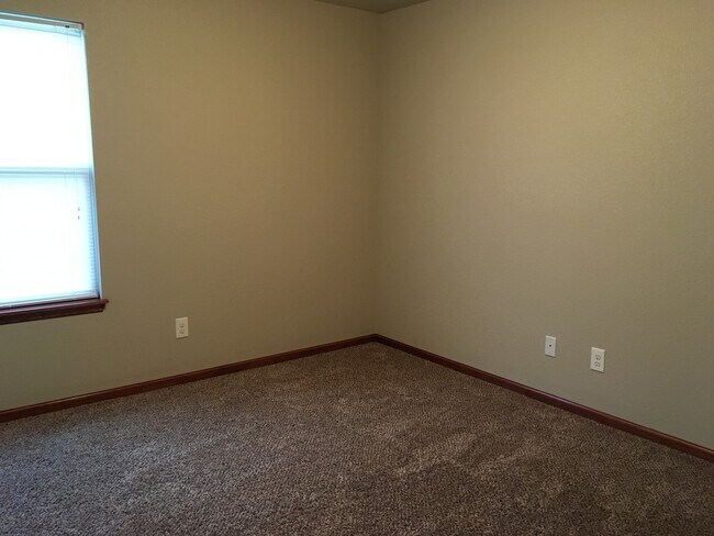 Building Photo - 3 Bed 2 Bath Duplex in Lee's Summit