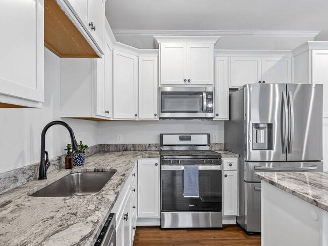 Building Photo - 3 Bed, 2.5 Bath - Lucky Penny End Unit