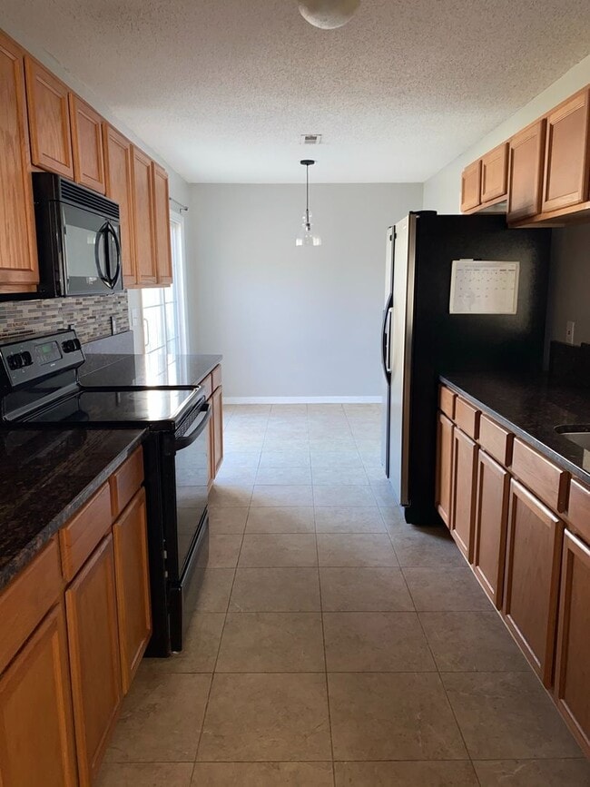 Building Photo - Three Bedroom Two Bath Home