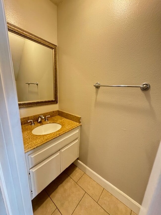 Building Photo - Serene 2 bedroom townhome