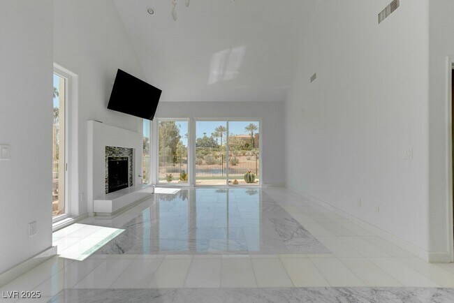 Building Photo - 8953 Diamond Falls Dr