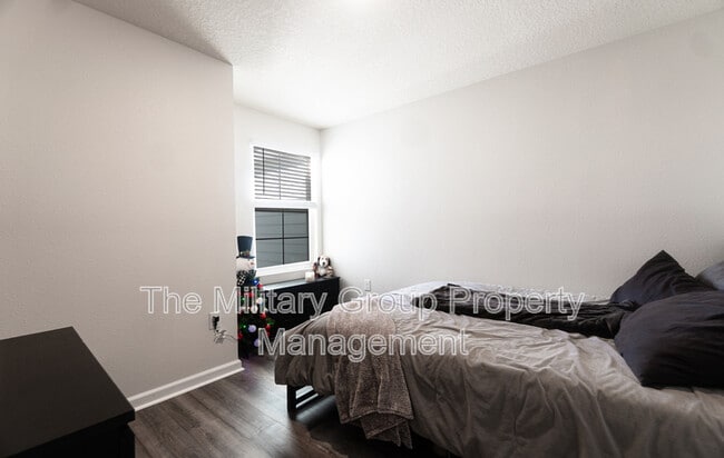 Building Photo - 425 Running Wds St