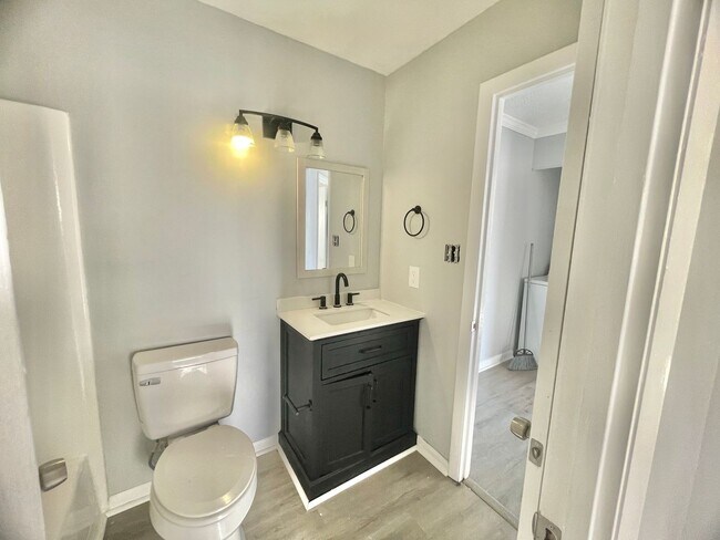 Building Photo - Sunny and Bright Virginia Beach Apartment