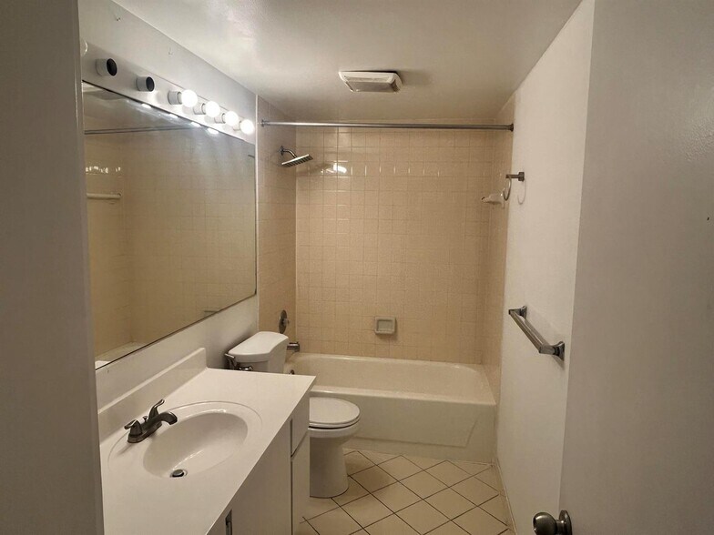 Building Photo - 804 Blue Ridge Cir