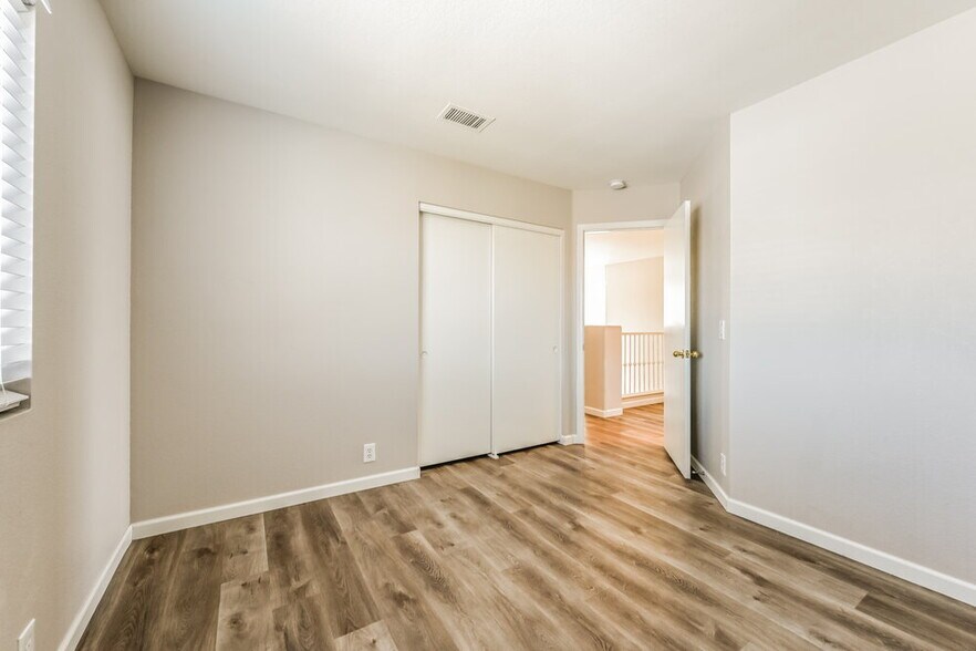 Building Photo - 2110 E Behrend Dr