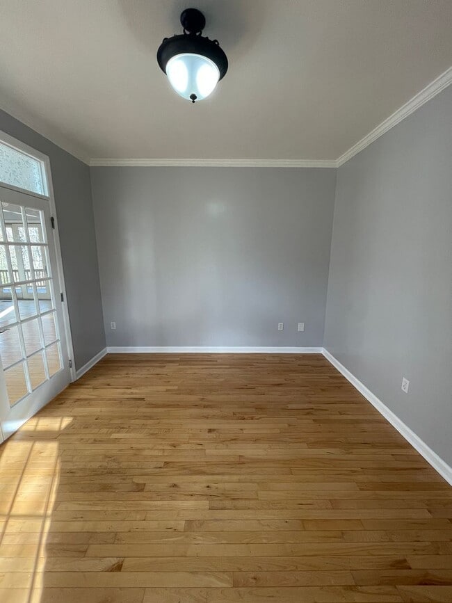 Building Photo - Beautiful custom built 5 bed 4 bath home with finished basement ready for you to move-in!