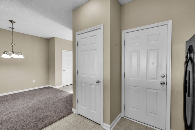 Building Photo - Charming 3-Bed Townhome in Prime Richmond Hill Location!