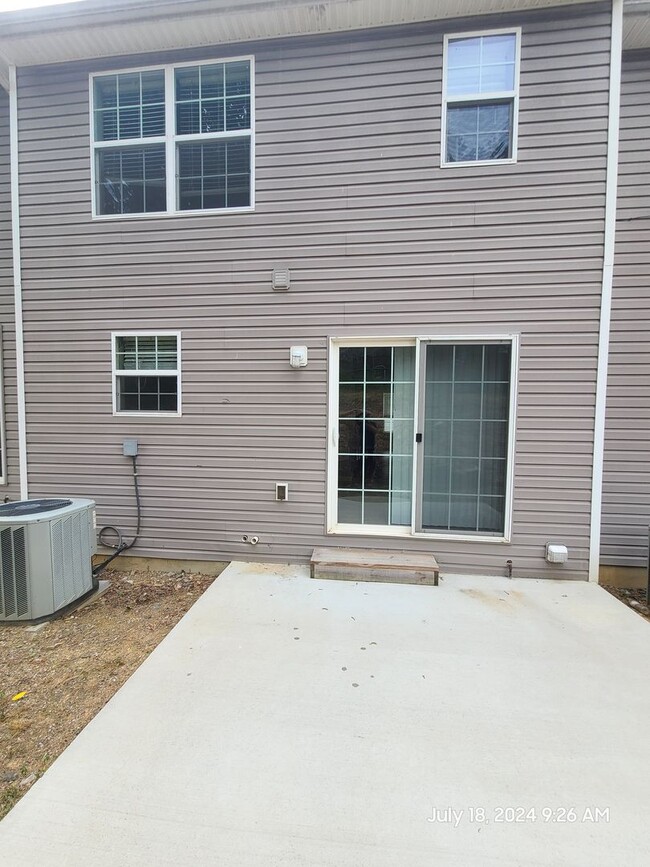 Building Photo - 3 Bedroom Townhouse for Rent in Waynesboro!