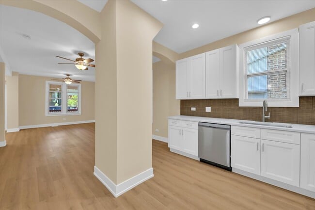 Building Photo - 4170 W Cornelia Ave