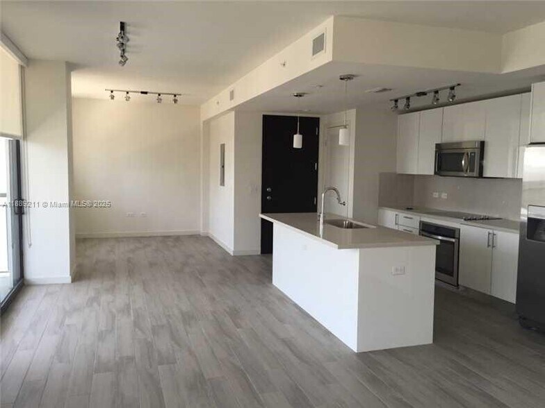 Building Photo - 999 SW 1st Ave