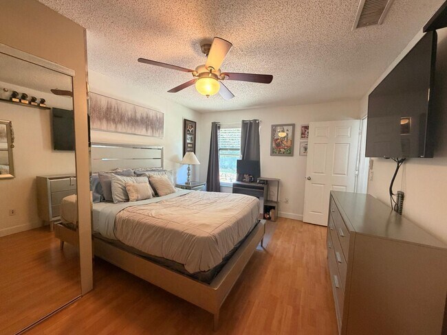 Building Photo - 1902 SW Aladdin St