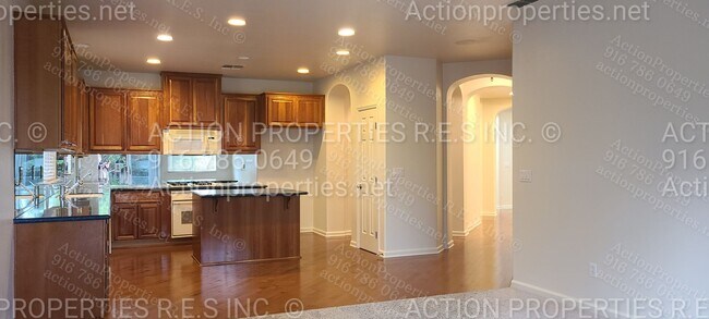 Building Photo - Roseville (Highland Park) 3 Bed Plus Den/O...