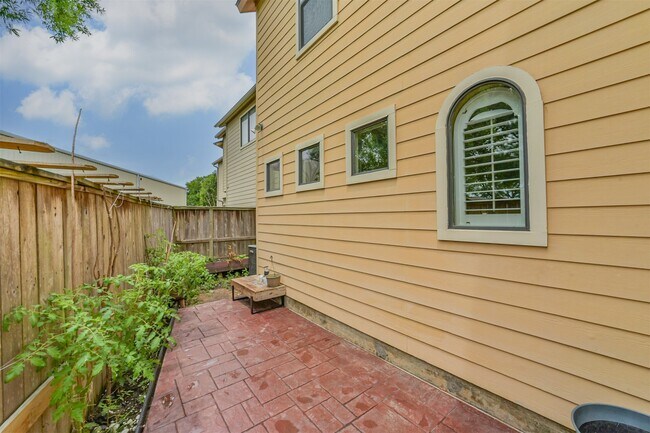 Building Photo - 11025 Robin Hood Ct