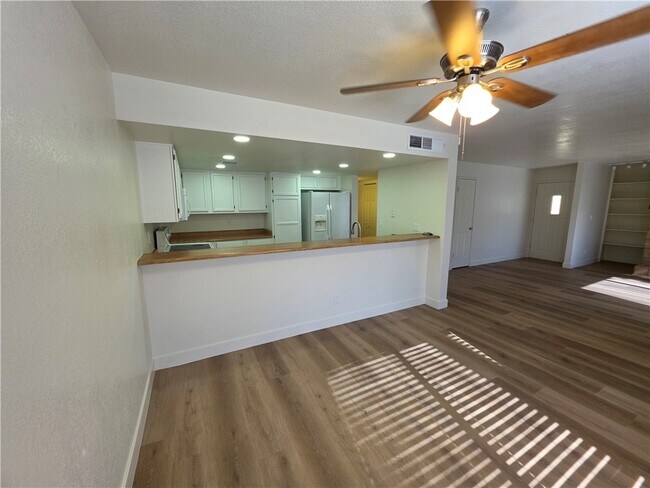 Building Photo - 1800 Club House Dr
