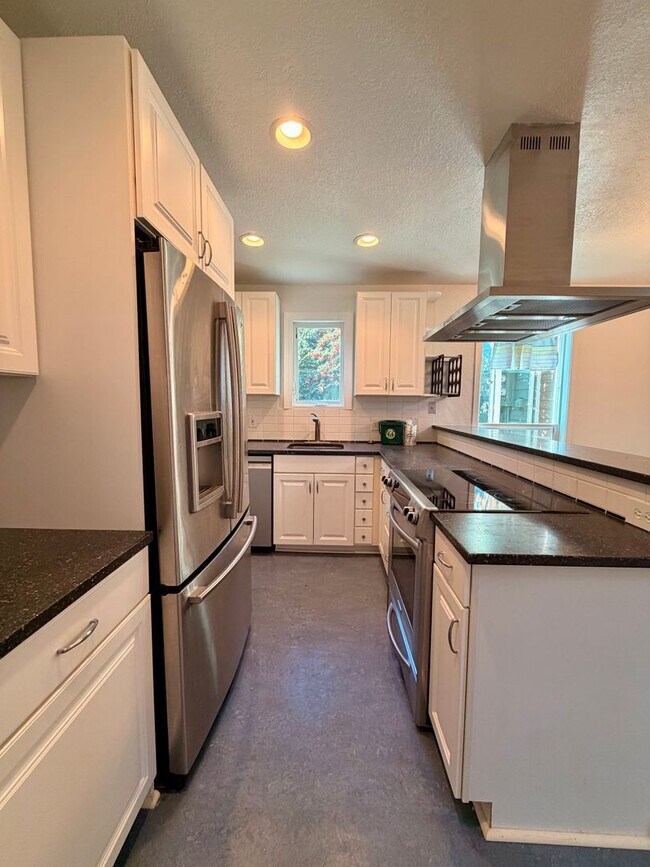 Building Photo - Longfellow Run Townhomes - West Seattle