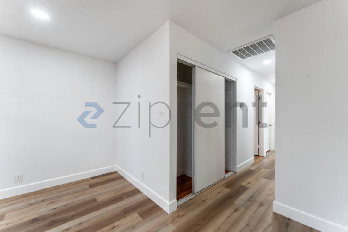 Building Photo - Unit